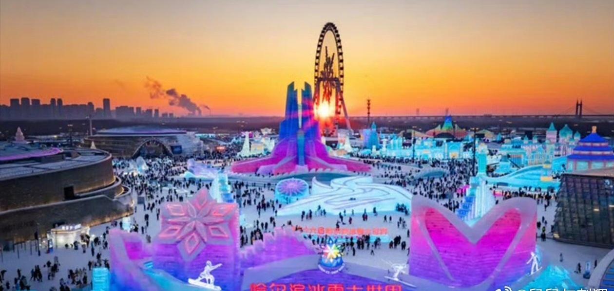 26日，黑龙江哈尔滨。冰雪大世界存冰场内，工作人员拆下最外层的遮盖，揭开冰垛的第