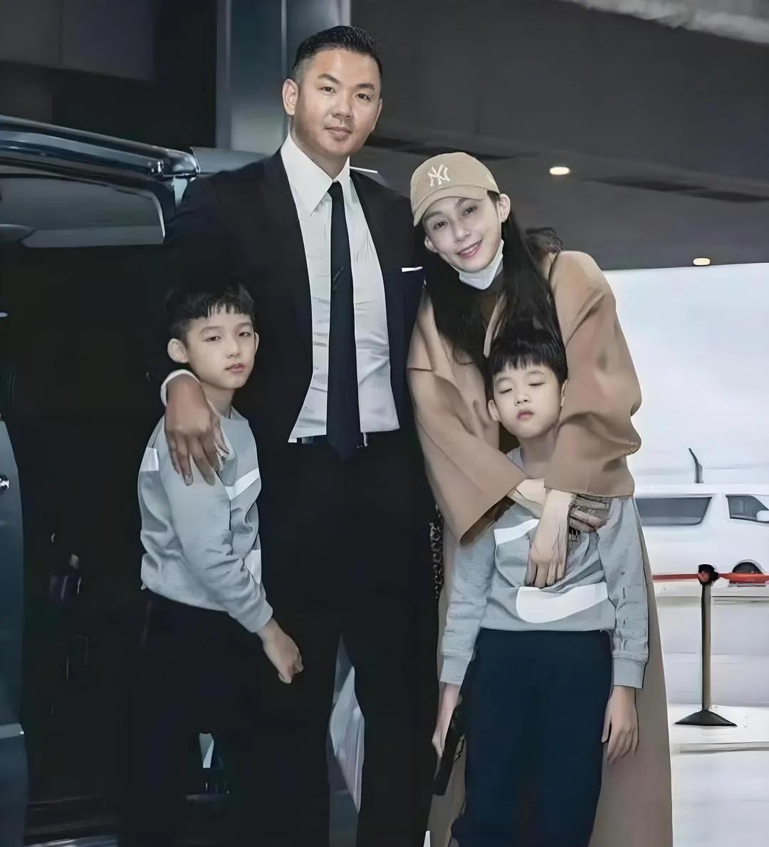 大S和小S也是谜一般的人，当年黑人陈建州和小S谈恋爱，后来不知道怎么回事，又变成