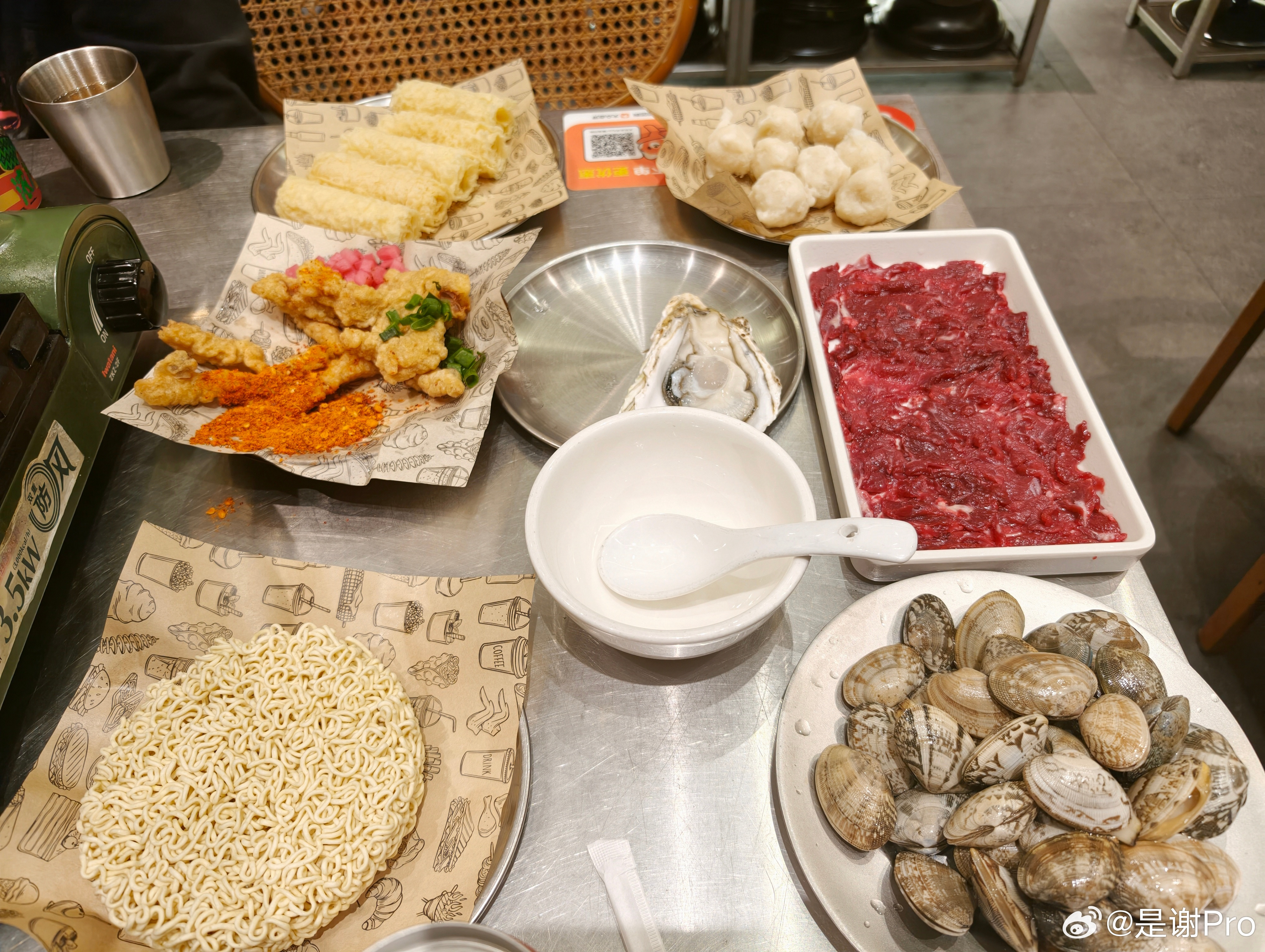 这家痛风锅的海鲜粥女明星吃过都说好吃，我一般不爱喝砂锅粥，就这个砂锅粥我能炫三四