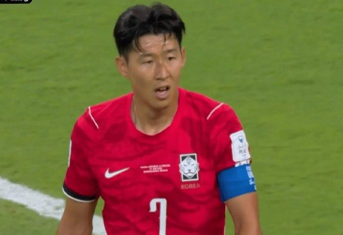 韩国队第一场踢出了超预期的表现，韩国球迷在商场大屏幕前集体狂欢的场面让人羡慕，但