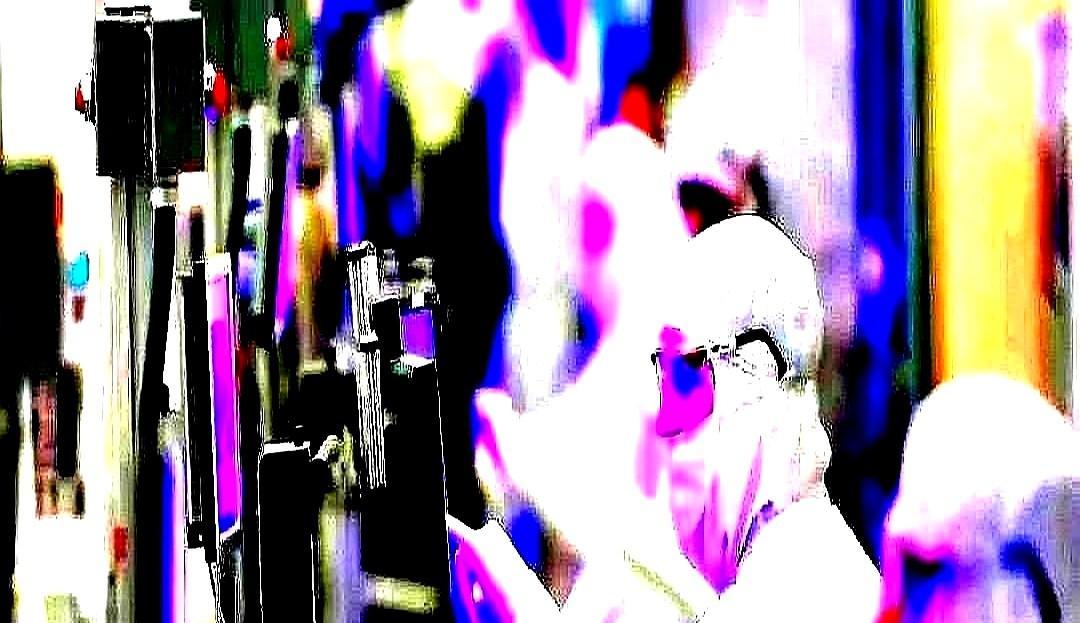 以前是我们求着买芯片。现在风水轮流转了。美国商务部长卢特尼克最近放话，想要他