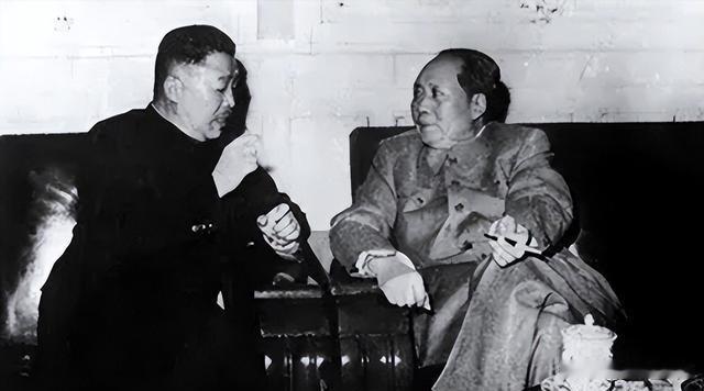 红二十七军开国军长只评大校，贺龙带名单直奔中南海，毛泽东看后直言这个军衔确实给低