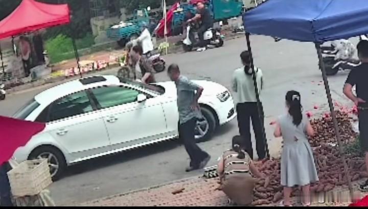 山东菏泽“823”西瓜闹剧奥迪车主肠子都悔青了。8月23日中午，56岁的张某
