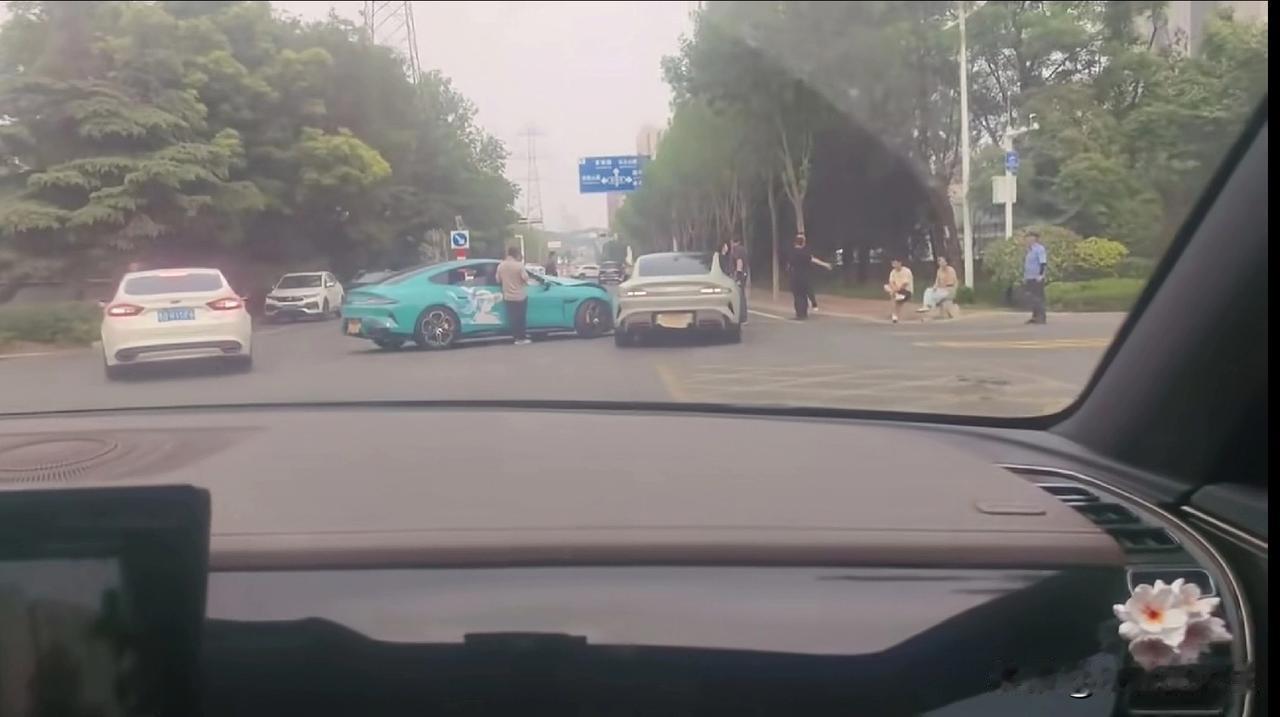 现在的车主都学聪明了，尤其是新能源车主，尤甚是小米车主，第一时间都把号牌遮挡起来