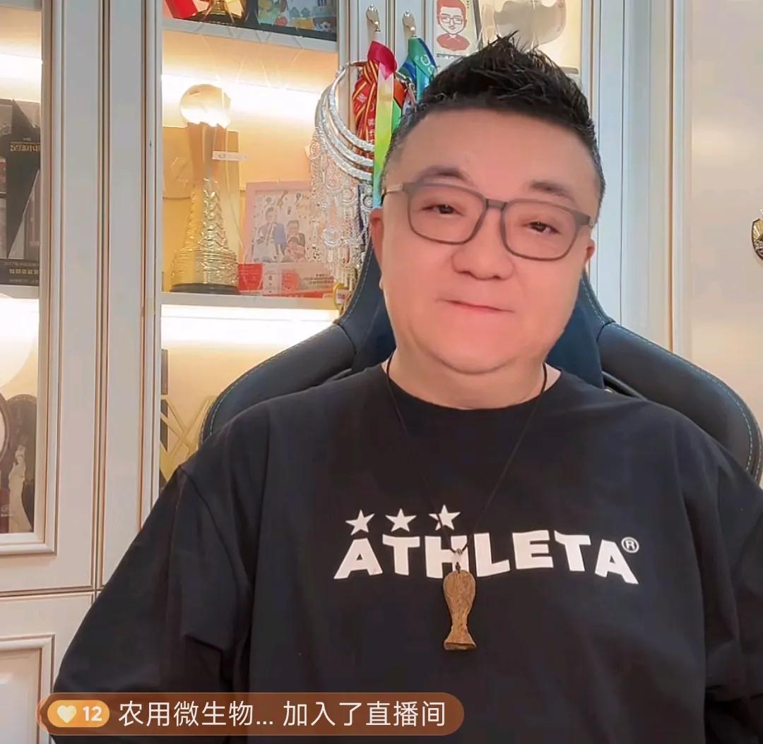 董路在直播间透露了一个重要信息。他表示，国内所有青训营都可以过来挑战他的足球小