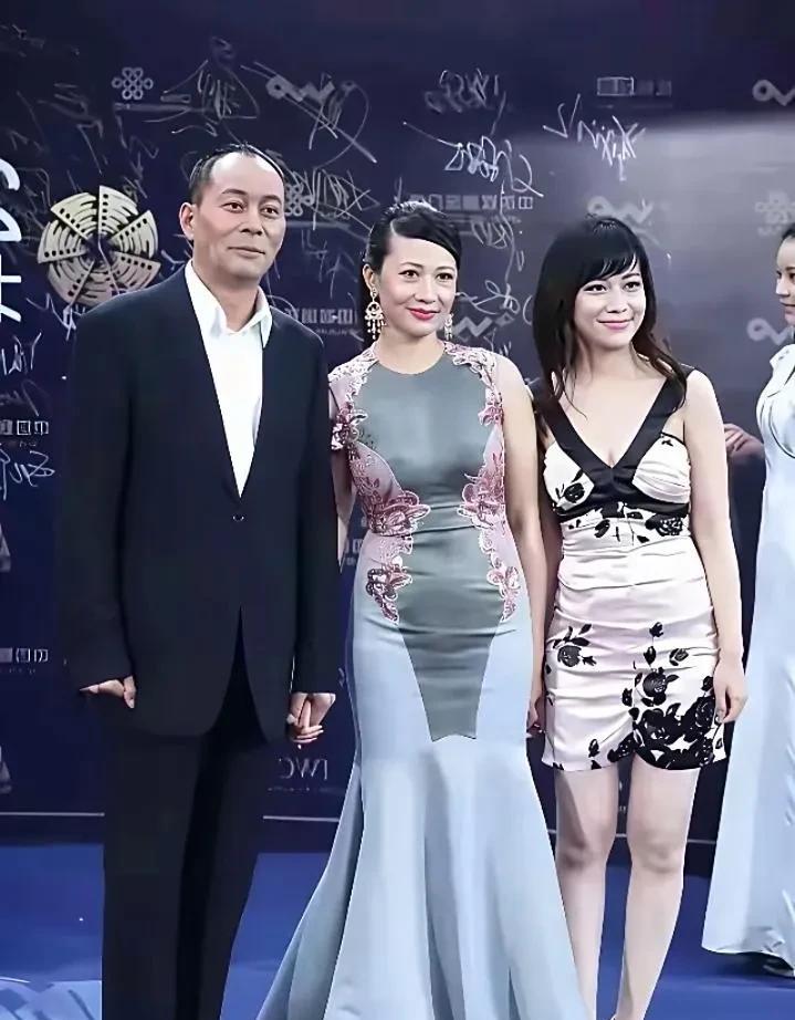 张光北身穿笔挺西服，容貌硬朗。身旁妻子陈炜一袭精致礼服，妆容得体，优雅大方。女儿