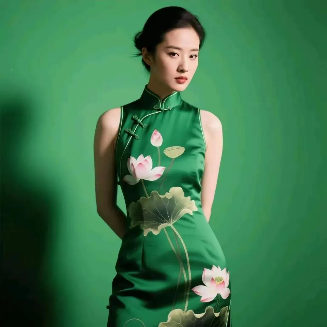 刘亦菲穿绿底荷花旗袍时，清冷仙气似不染尘埃的荷花仙子；赵丽颖着此装则温婉娇俏，如