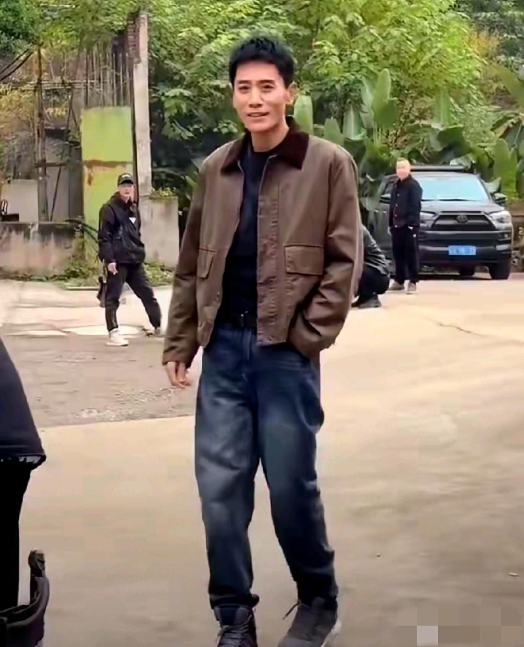 大家看看这位身材修伟、清瘦挺拔、浓眉长脸、左手插兜、气宇不凡的明星是刘烨吗？