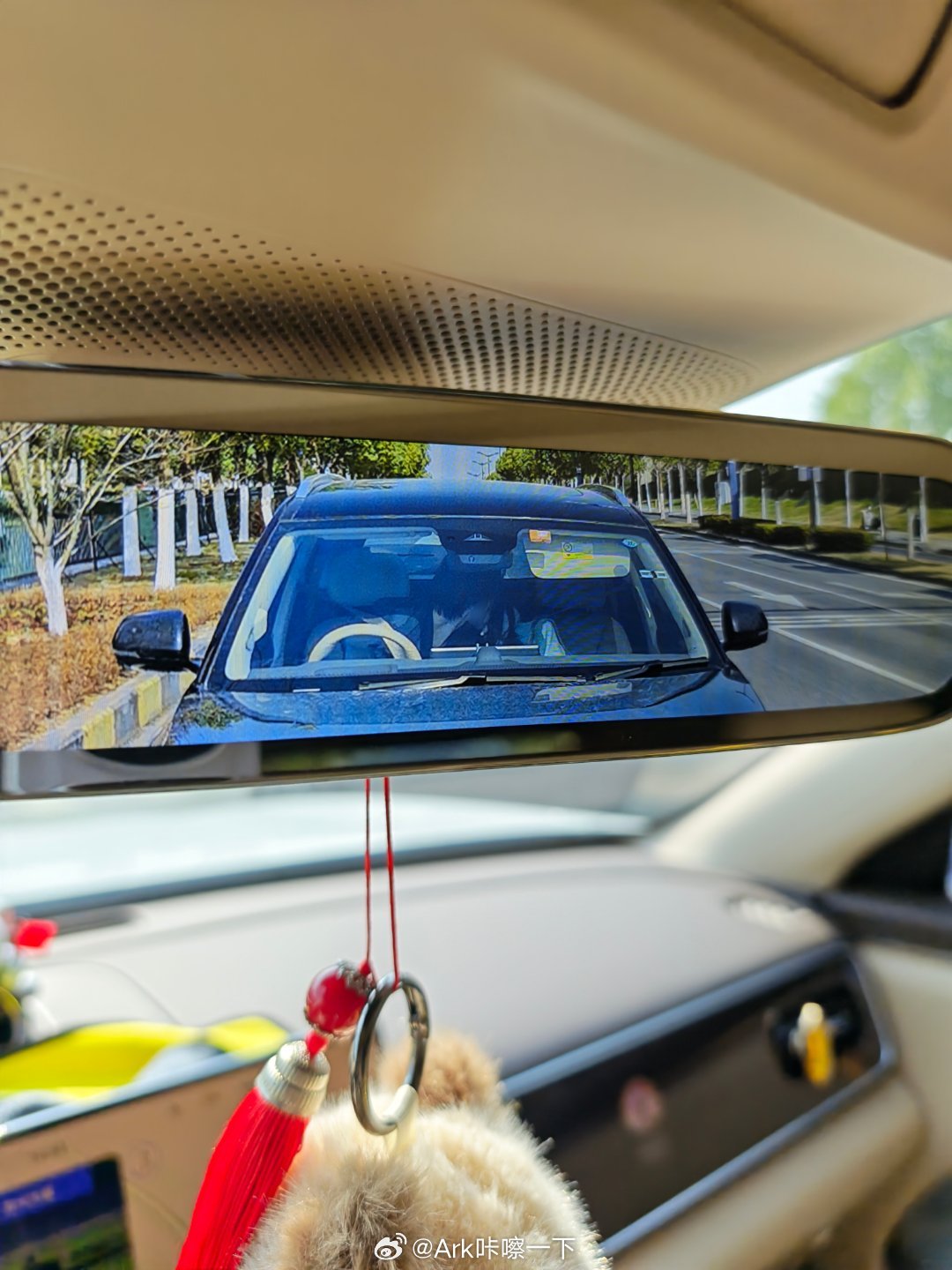 啊不是，等红灯还能看到这么刺激的画面