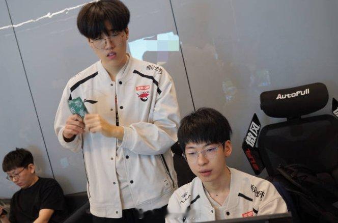 曾爆料过Deokdam加入KT的知情人士爆料：Kael想去GEN，否则就留在LP