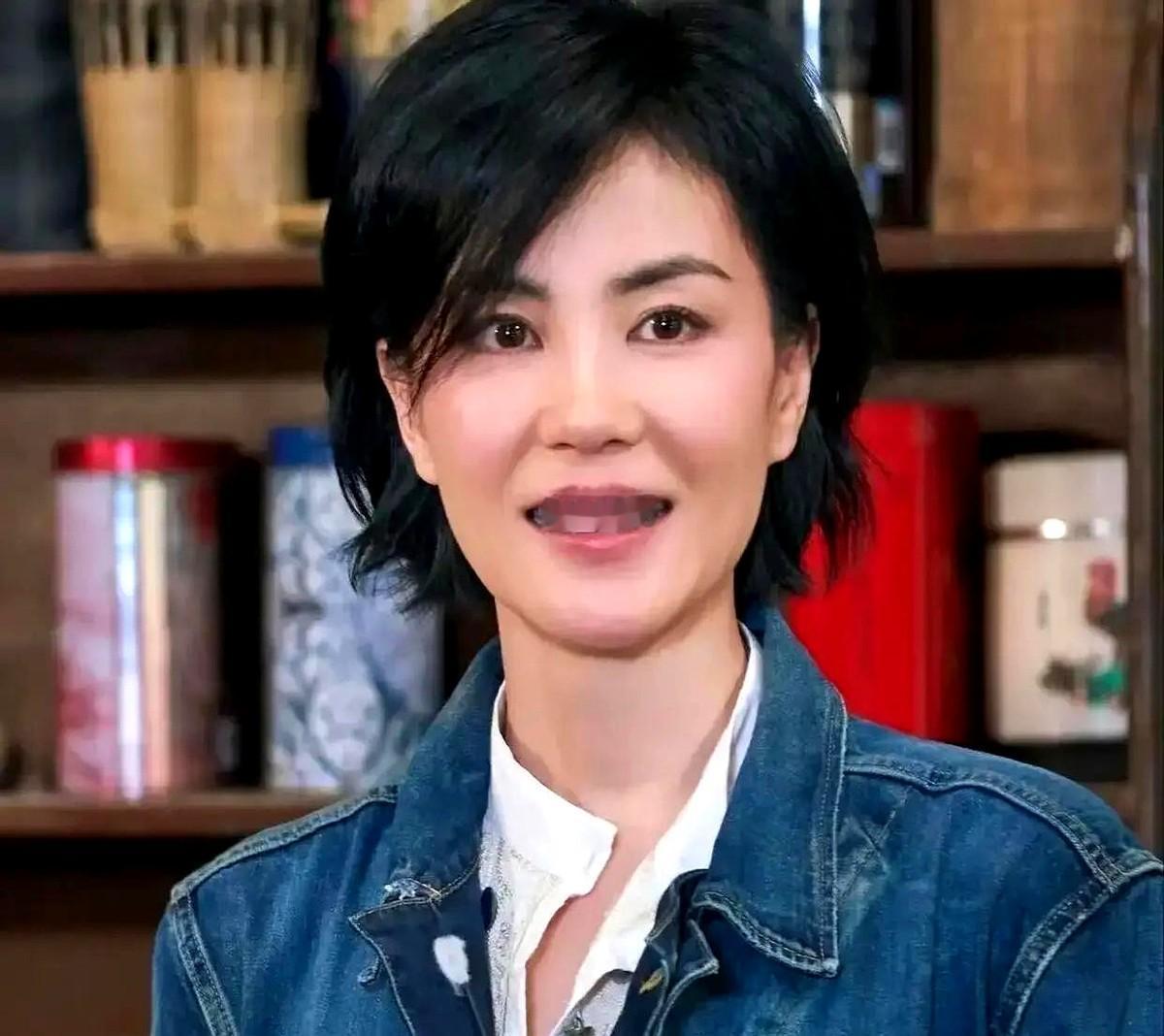 北京朝阳区的那栋不夜豪宅又被狗仔锁定,镜头里闪的不是绯闻,而是谢霆锋关灯后直奔主