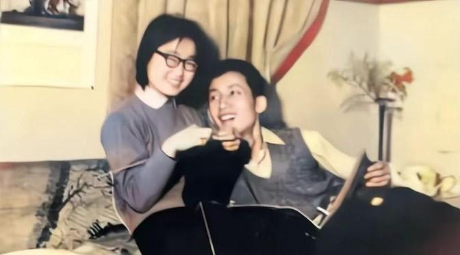 1976年，乌鲁木齐，29岁的易中天与妻子，李华在家中留下了这张罕见合影，年轻时