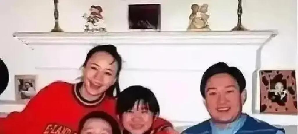 宋丹丹和老公赵玉吉在朝阳菜市被拍到挑葱姜蒜，穿得像路人，推小车砍价。俩人再婚2