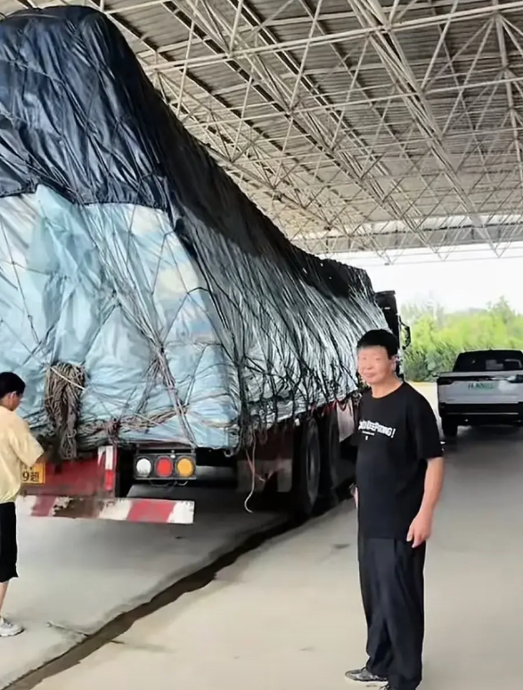 太幸运了吧，货车拉的货歪了，正巧碰到拉练的士兵，帮他重新理货。近日，山西关帝