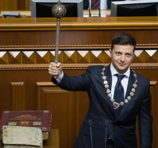 一位乌克兰人聊到自家总统时曾说：“我知道不少中国人觉得泽连斯基以前是喜剧演员，当