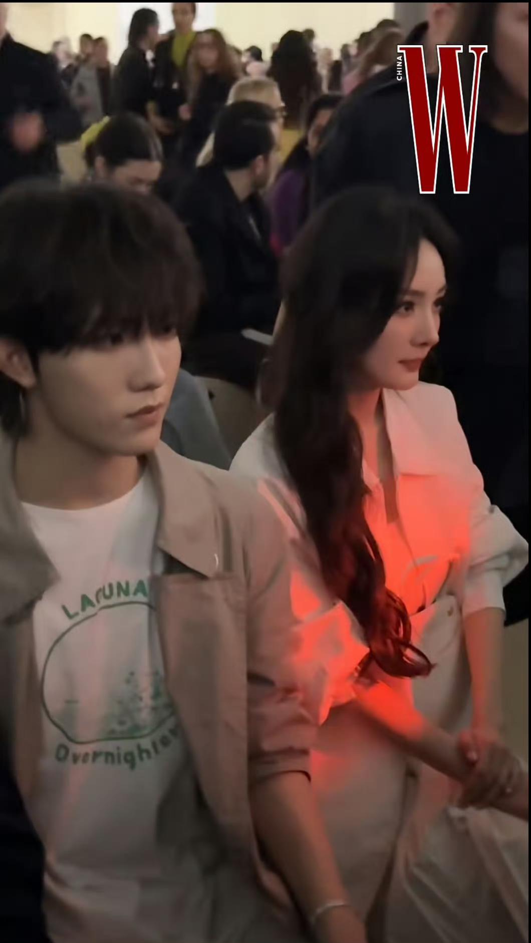 今晚Prada大秀座位图一出来就炸了！杨幂作为品牌全球代言人，直接稳坐头排核心C