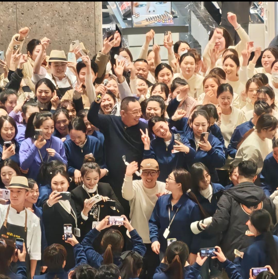 新乡胖东来新门店营业前一夜，老板于东来与员工们一起跳舞！12月22日是新乡胖