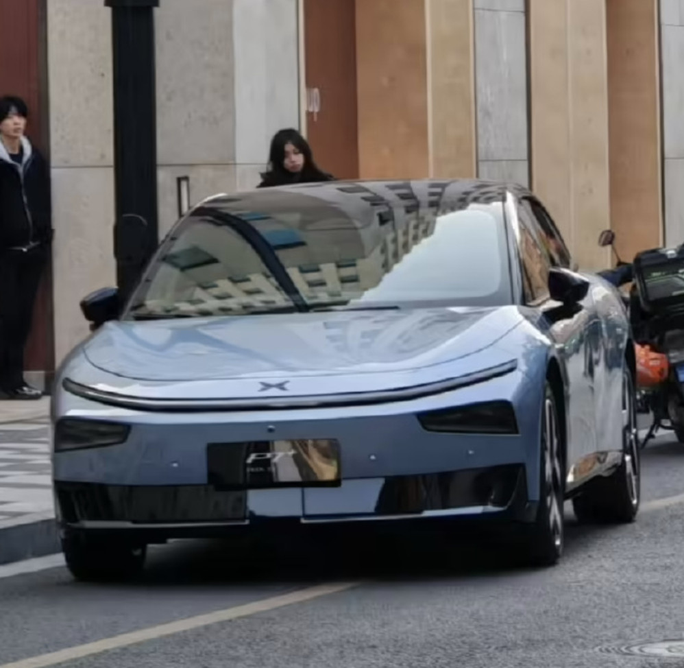 小鹏P7+增程版实车图小鹏的增程产品线要全面铺开了~从实车图片看，尾巴的确更硬