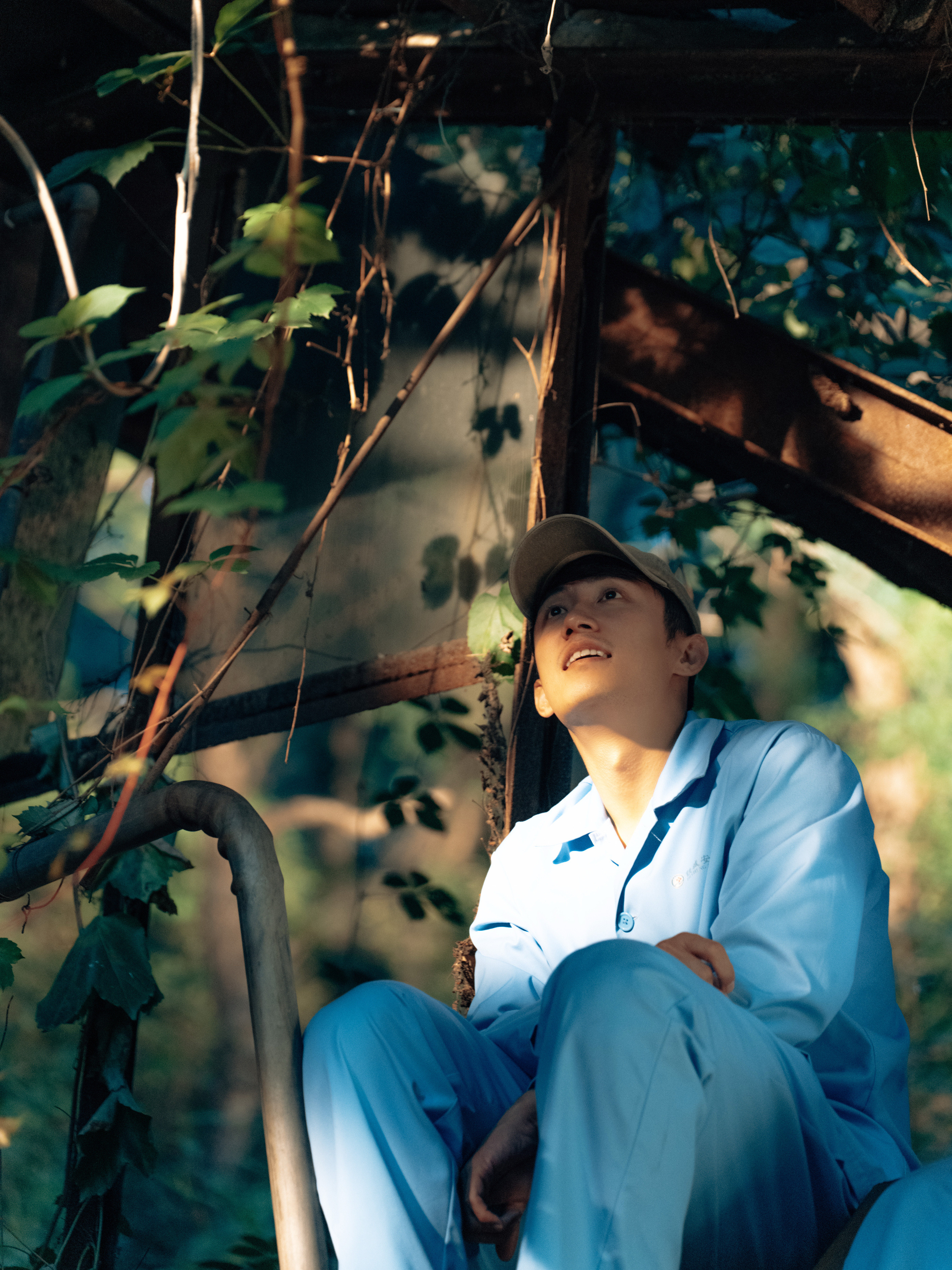 《岁月有情时》第25集，张小满在安定医院遇到当年抓夏雷和晓丹作弊的古老师，提起两