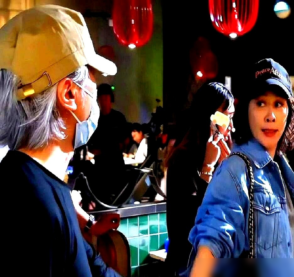 刘嘉玲组了四次局，前三次周星驰都拒了，第四次终于来了。进门没寒暄，没打招呼，直接把梁朝伟拽进房间，关
