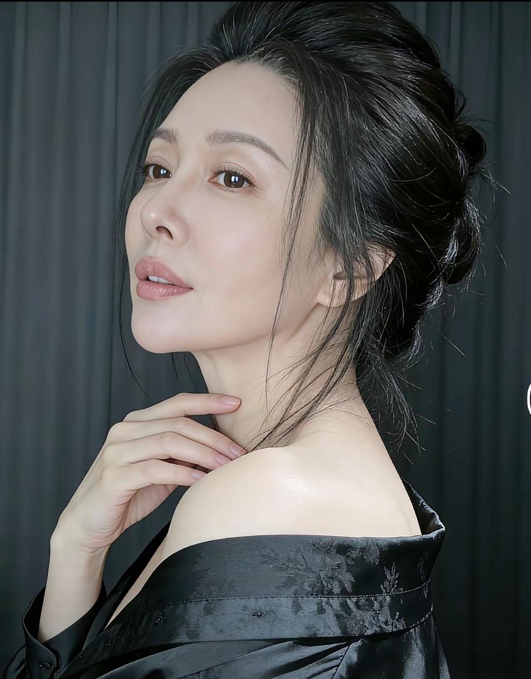 是的，四十多岁的女人具有成熟稳重之美