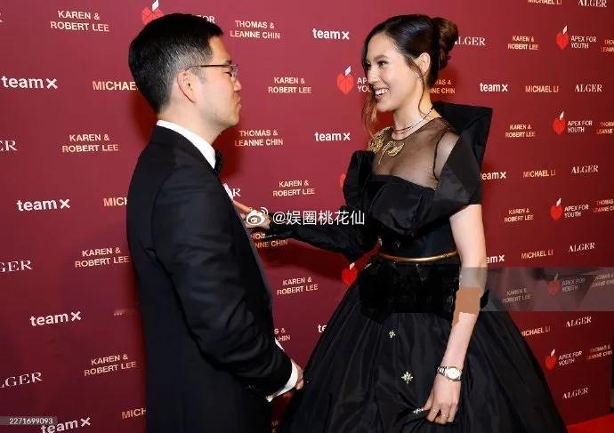 谷爱凌出席时尚活动的时候穿了一件黑色的裙子，看上去高贵又时尚，搭配的这件裙子上有