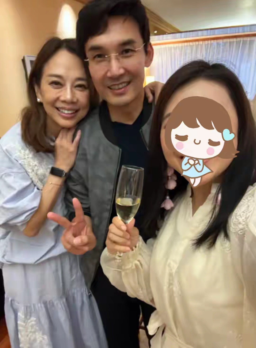 陈松伶与朋友聚餐，55岁瘦得干巴巴，与张铎倒是越来越有夫妻相