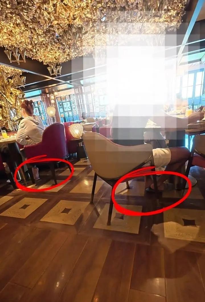 厦门一豪华酒店禁止中国客人穿拖鞋进入餐厅用餐。客人发现，餐厅里面一些外国人正穿