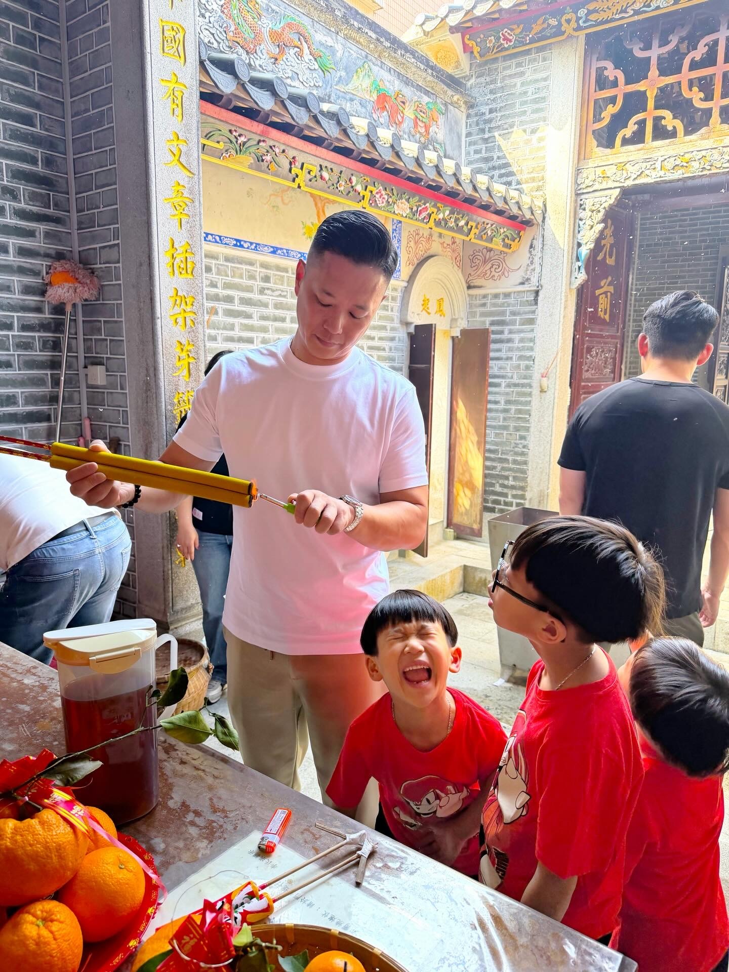 胡杏儿和三个儿子跟老公回围村上香祭祖