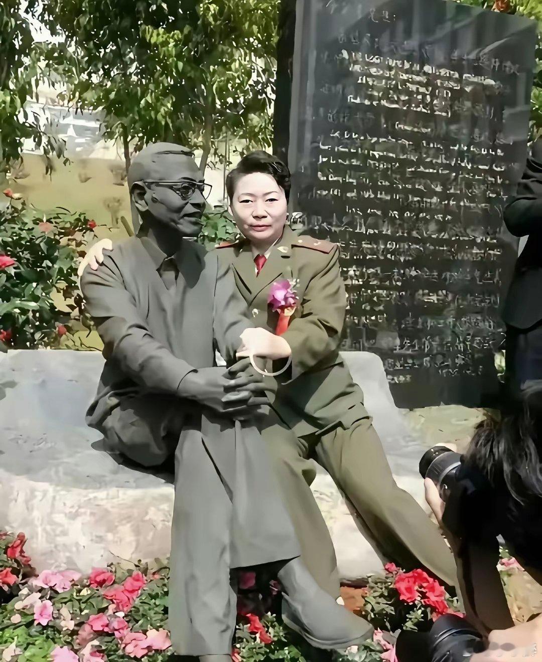 1997年，陈景润的夫人坐在丈夫的雕塑旁边，搂住“丈夫”的肩膀，留下了这张令人垂