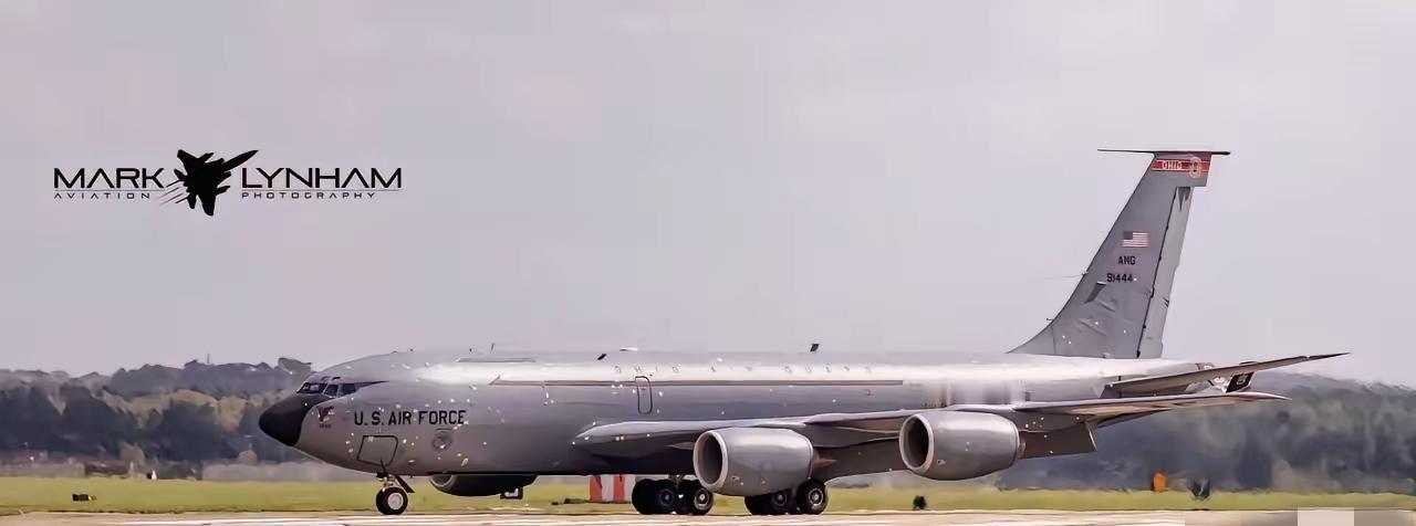 瞧瞧这架撤防中东的美国空军KC-135加油机，机身那密密麻麻的弹孔补丁，简直