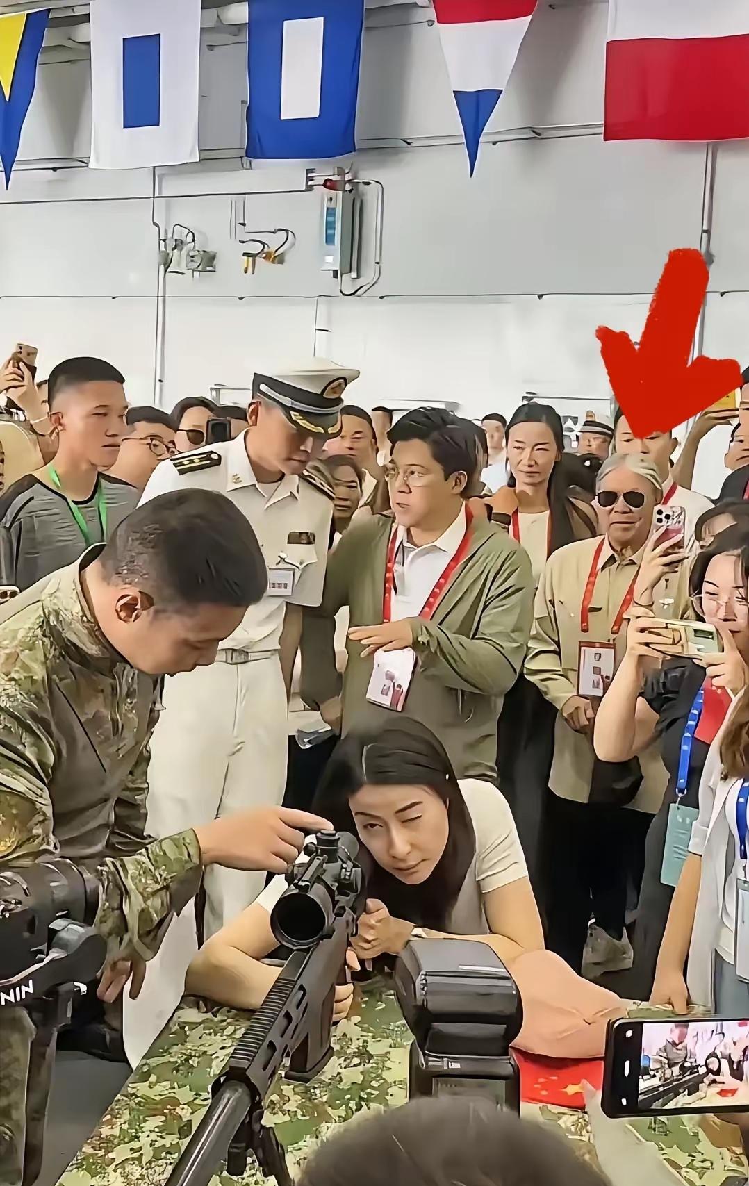 霍震霆老爷子太有意思了！别的大佬，几乎不会和儿子儿媳一起参加活动，一是避嫌