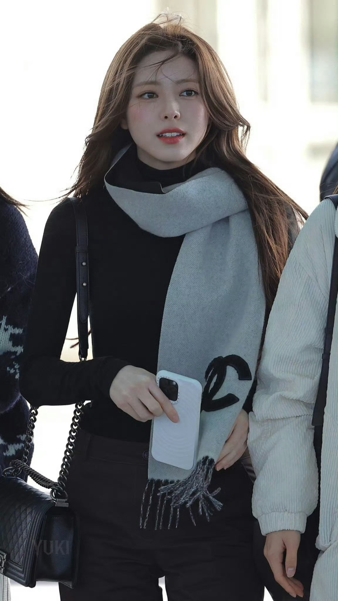 论一张漂亮脸蛋的带货能力这条Chanel围巾在毫无穿搭的情况下还是被有娜这张脸