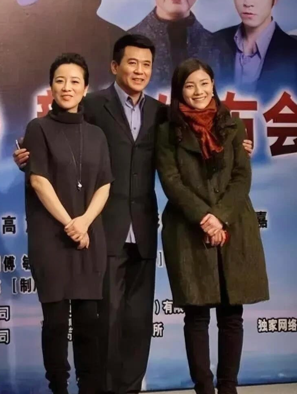 三位演员同框，论脸型，右边的胡可典型瓜子脸，比较耐看，但论身高和演技的话，左边的