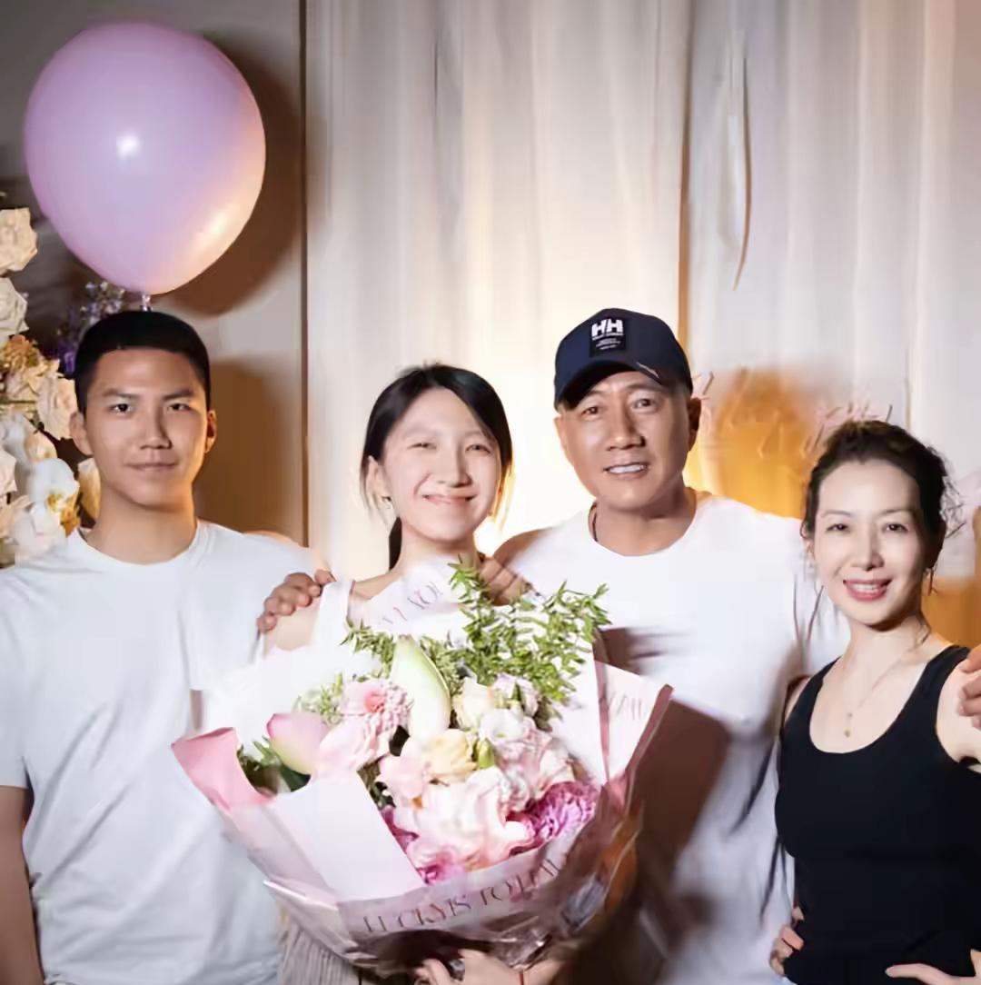 胡军女儿还好没有遗传胡军的大鼻子，大家想象一下，如果胡军女儿的鼻子和胡军一样大