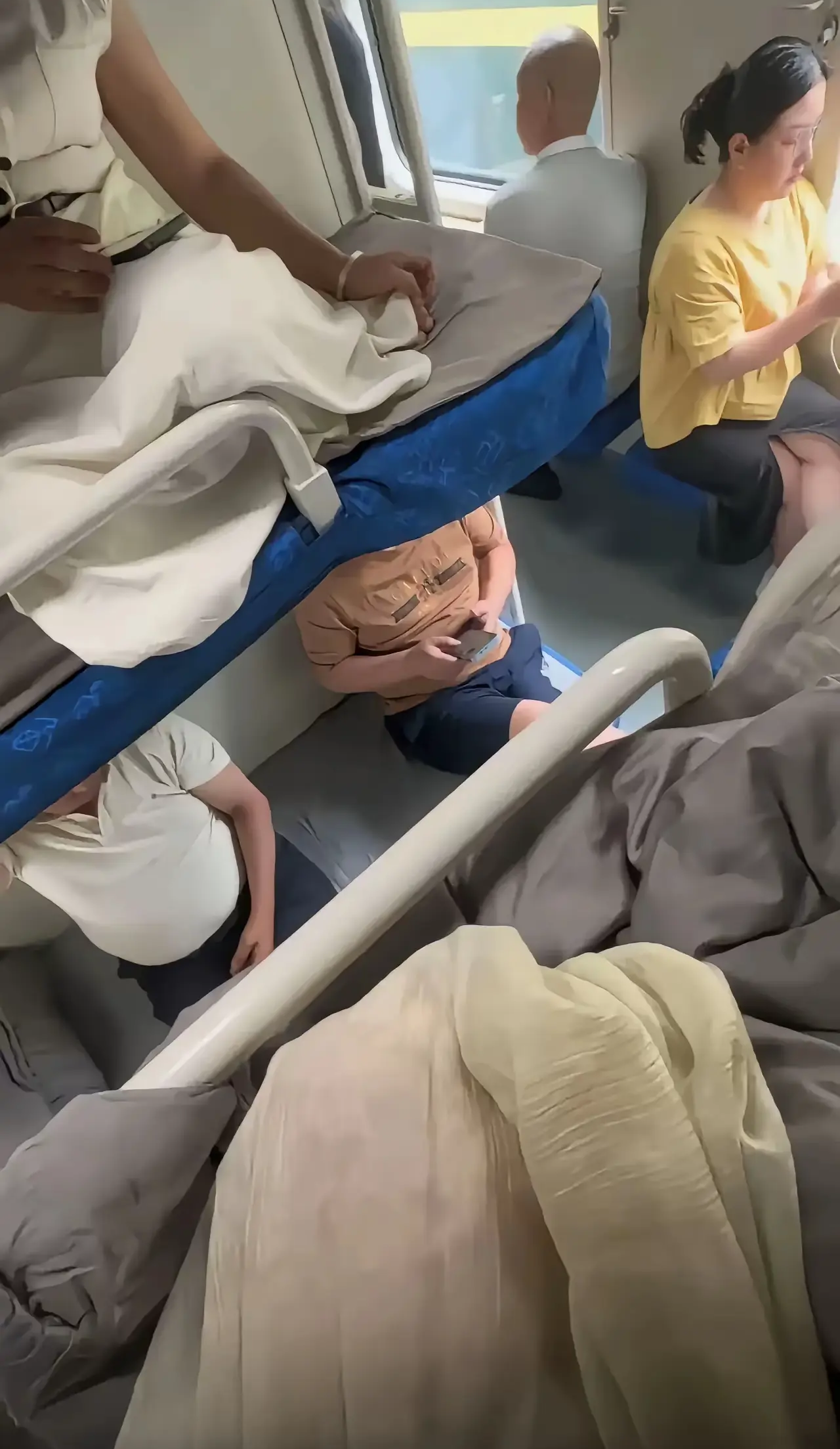 为什么大家坐卧铺，都喜欢睡在上面？