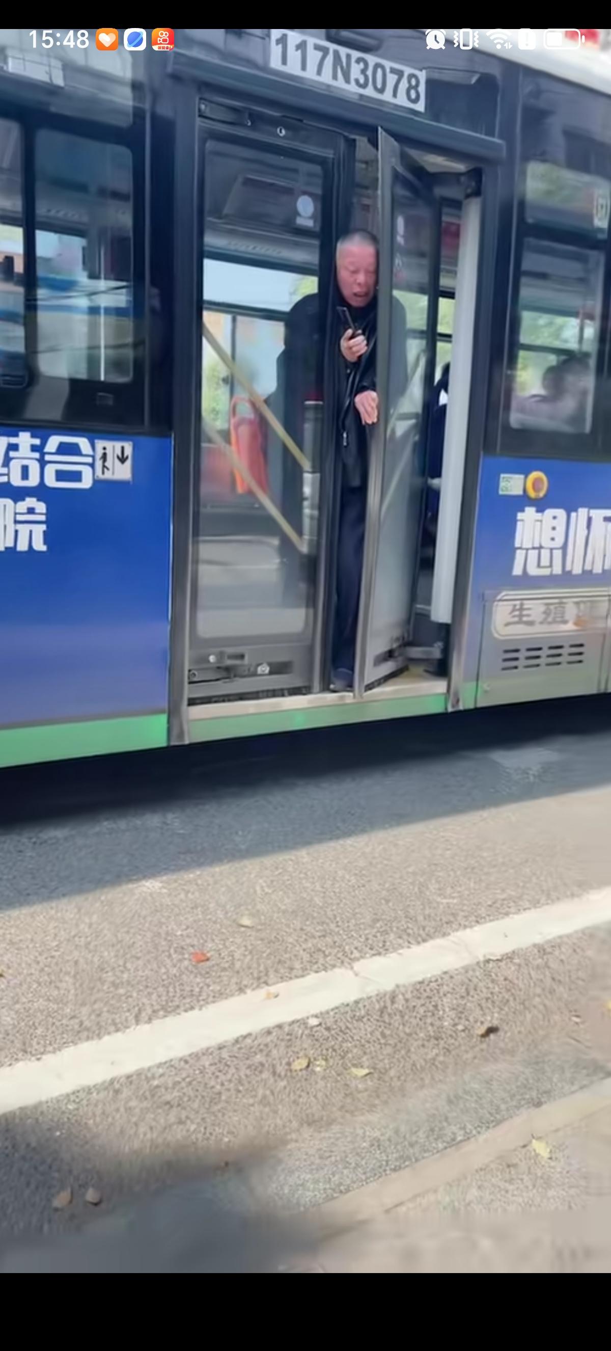 大爷下车的时候很不凑巧，正好赶上他头伸出去的时候被夹住了，大爷吓的低头看脚尖，一