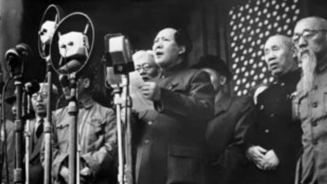 开国大典前夕，周总理问毛主席：“礼炮应当鸣几响呢？”毛主席沉思片刻说：“就鸣二十