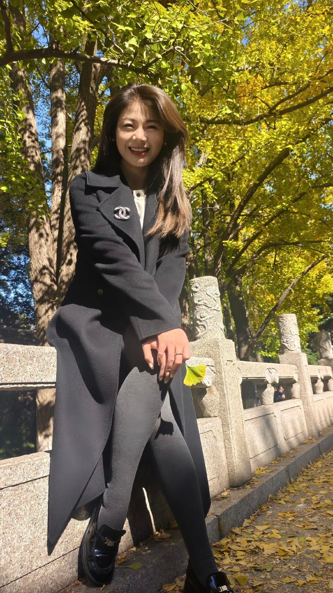 这套穿搭是温柔利落的黑蓝秋日风，把松弛质感与精致细节融合。黑色开衫自带温柔松弛感