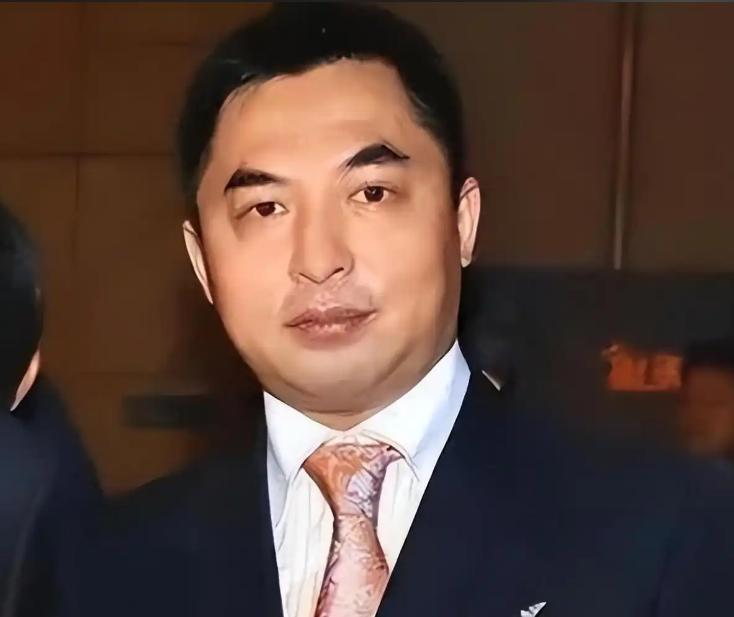 2004年，“天上人间”大老板覃辉开车和一坐着大人物的老轿车相撞，他下车就跟对方