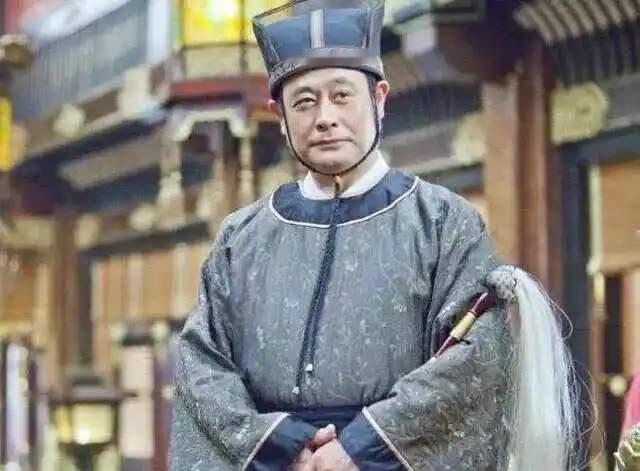 古代太监为啥随身带着一根长毛的棍子?就这么说吧，这玩意象征着一个太监的权利和地