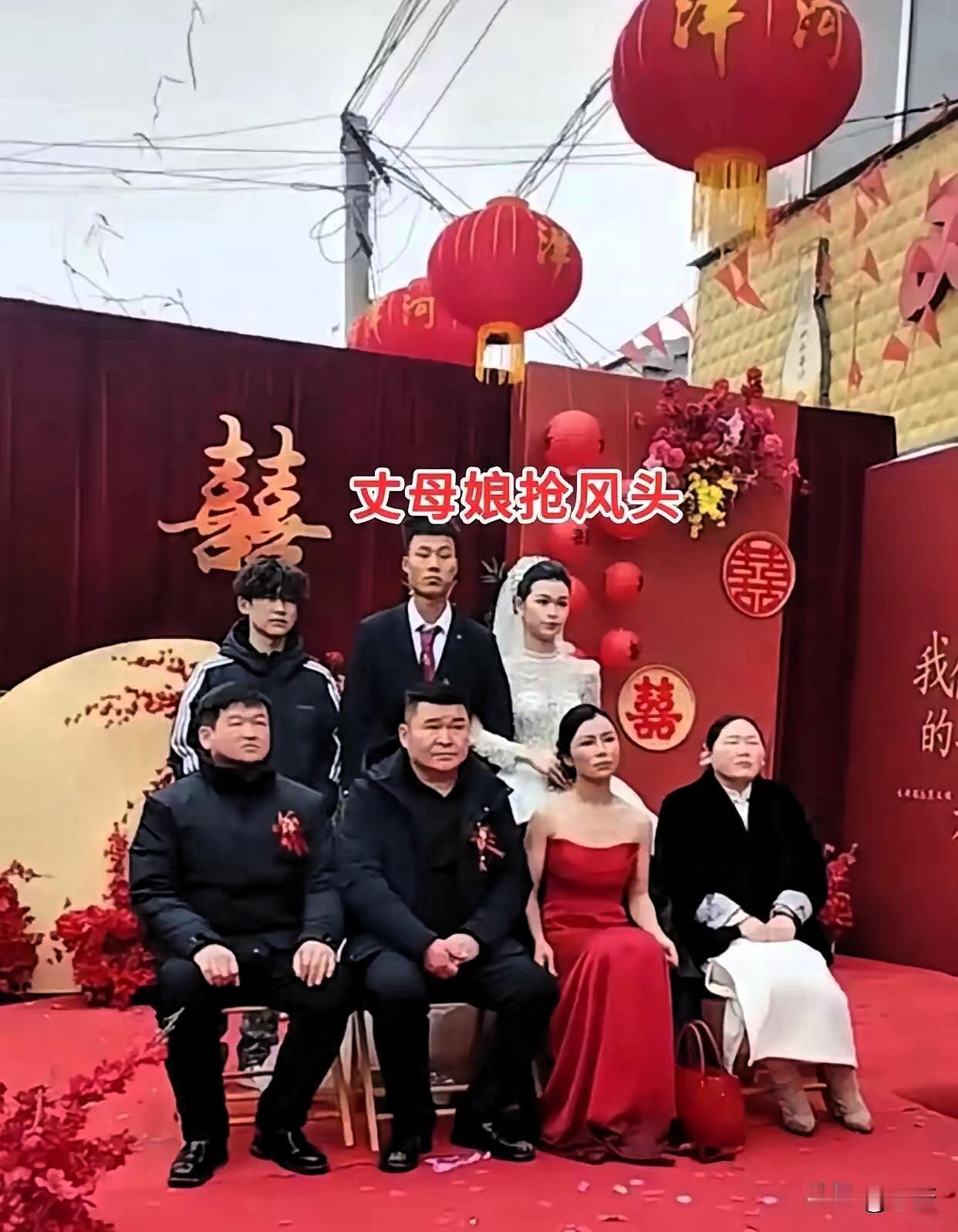 刷到个河南婚礼视频，短短三分钟，信息量却大到惊人！新娘半遮面，妈妈红抹胸站C