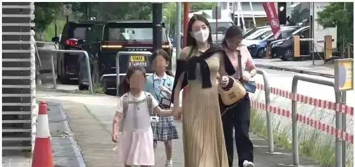 方媛挺孕肚打车送女，母亲同行照料