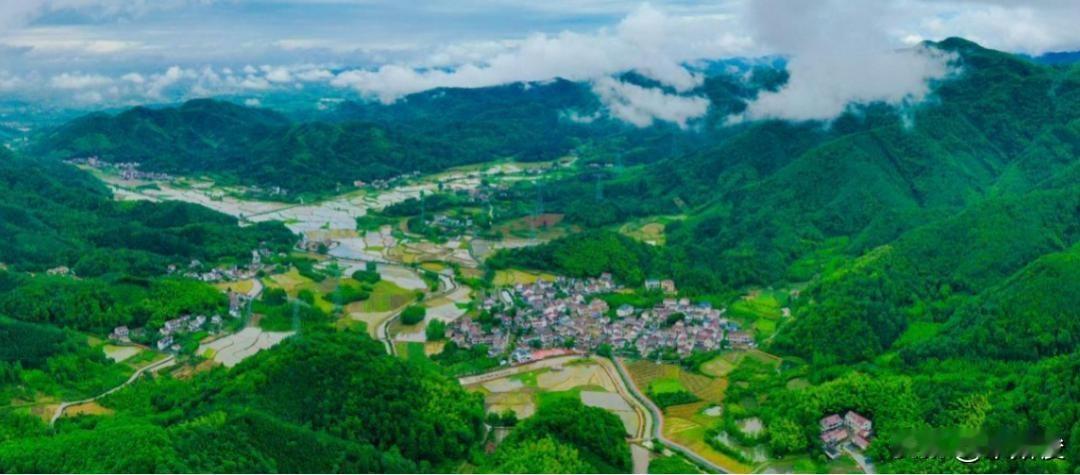 霭里景区（国家3A级）位于安徽芜湖市南陵县烟墩镇，芜湖最南端，有“皖南香格里拉”