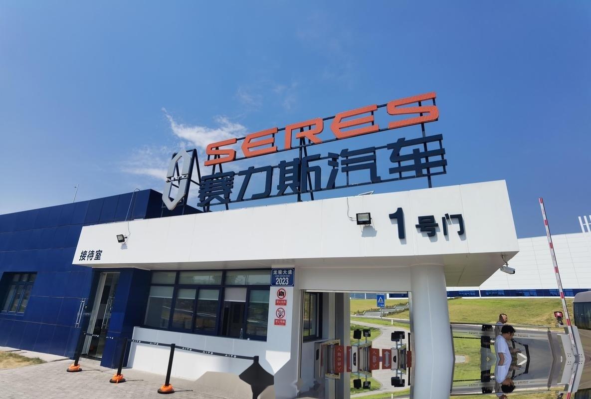 汽车圈彻底炸锅了。听说从明年元旦起，想在华为门店里顺手买台问界，大概率是行不通了