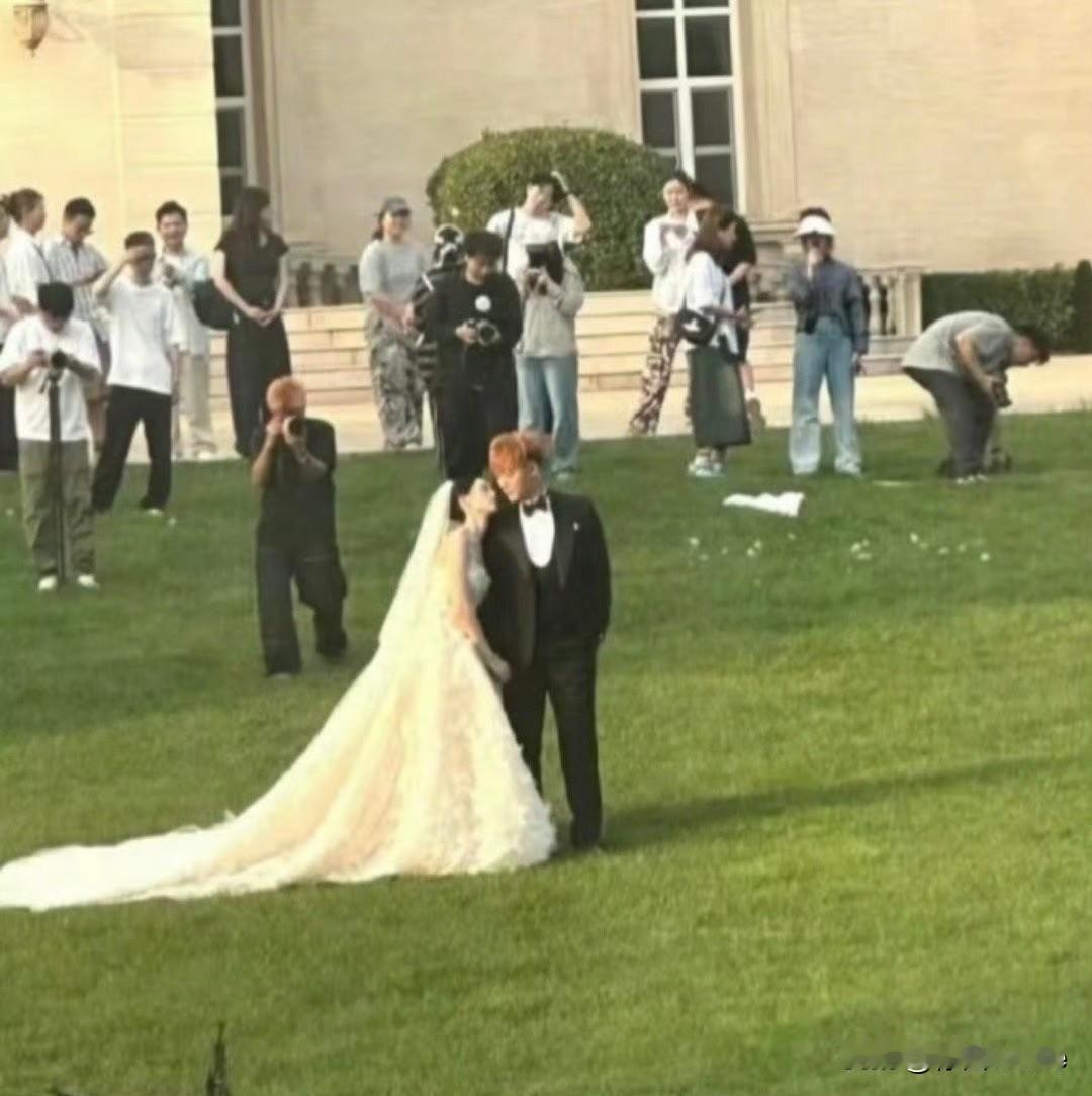10月11日，黄子韬徐艺洋下周办婚礼！一群人围观他俩拍婚纱照，徐艺洋眼睛都快喷