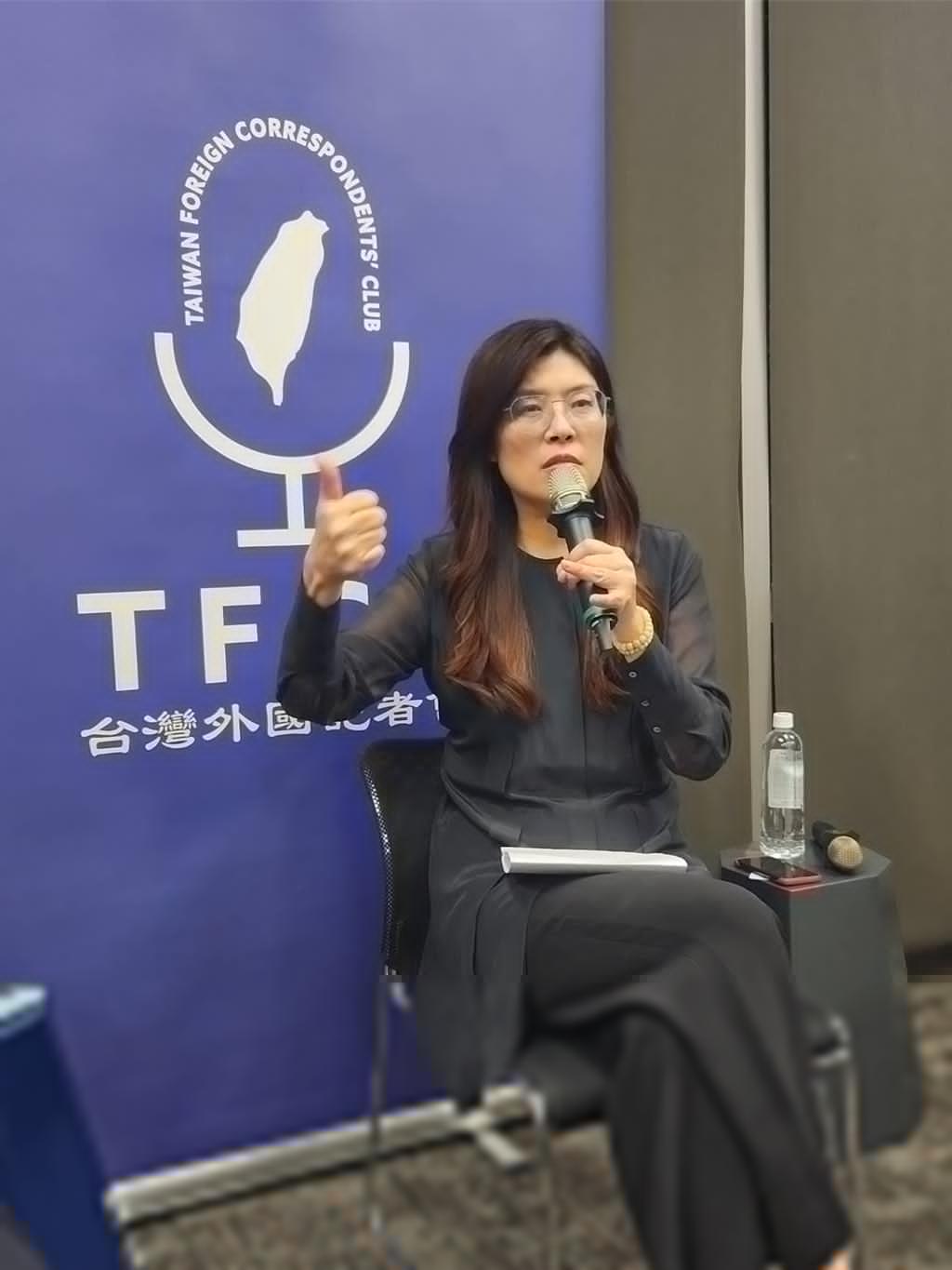 郑丽文不支持防卫支出高达5%面对外国媒体，郑丽文在对外关系、对美关系与两岸关