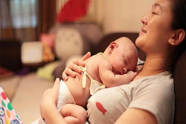 女儿和儿媳同坐月子, 老人应该照顾谁? 这位婆婆的做法是模范