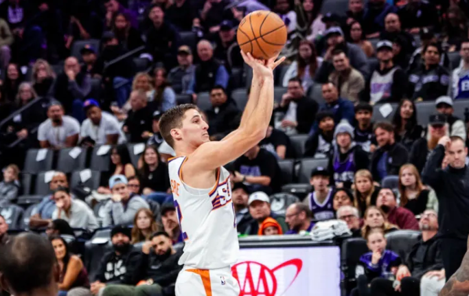 昨日NBA杯小组赛，太阳112-100击败国王。赛后太阳球员狄龙-布鲁克斯在接