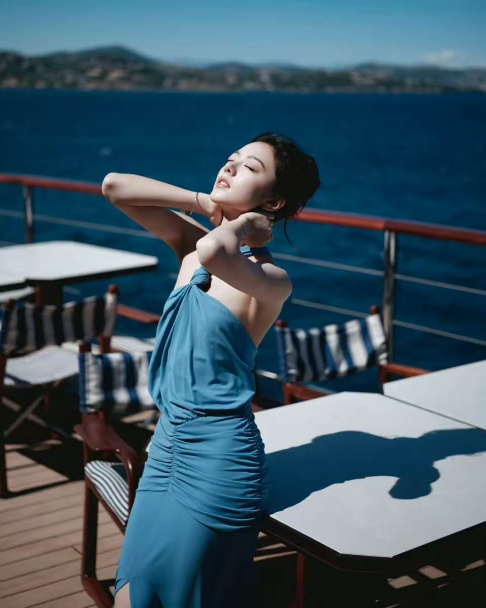赵今麦海上神女赵今麦蓝色挂脖裙装赵今麦蓝色挂脖裙装特别特别漂亮的我麦！